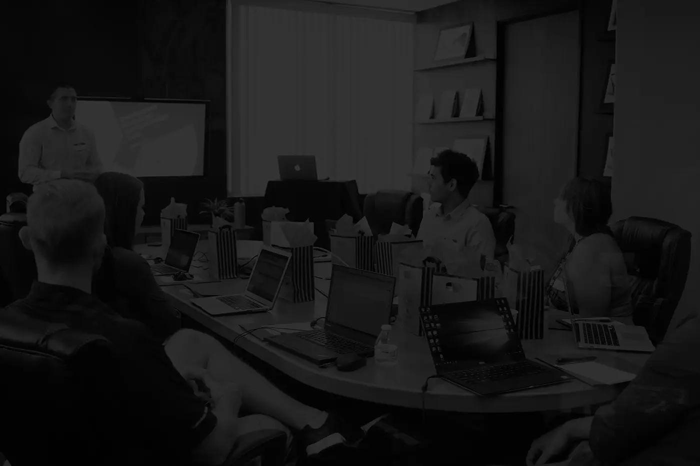 Equipo de GauchoCode trabajando en una sala de reuniones